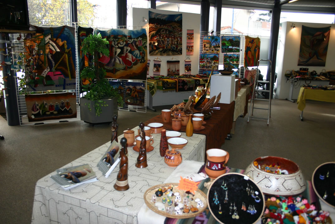 Mise en place de la vingtième semaine Amérique latine de Bourg les Valence organisée par Ayllu Valence et Partage sans Frontières, le 22 novembre 2008, le stand.