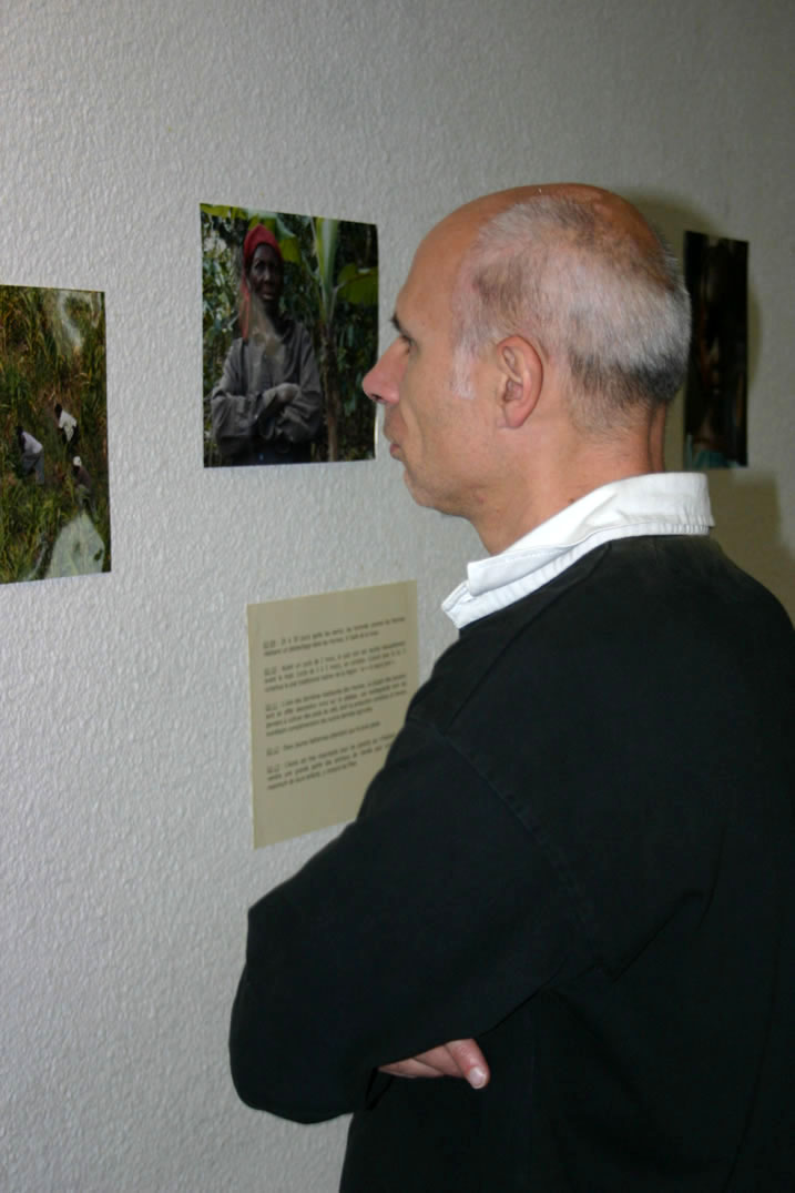 Mise en place de la vingtième semaine Amérique latine de Bourg les Valence organisée par Ayllu Valence et Partage sans Frontières, le 22 novembre 2008, le stand.