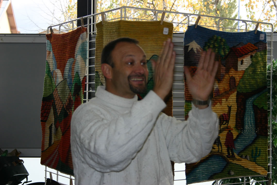 Mise en place de la vingtième semaine Amérique latine de Bourg les Valence organisée par Ayllu Valence et Partage sans Frontières, le 22 novembre 2008, le stand.